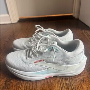 Brooks Ghost Max 3 (light blue and grey ish)